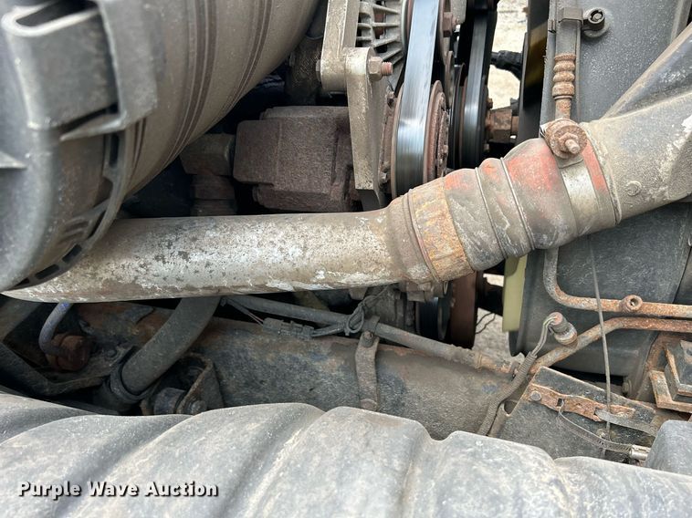 image for item DS8772 2004 International 4300  spreader truck