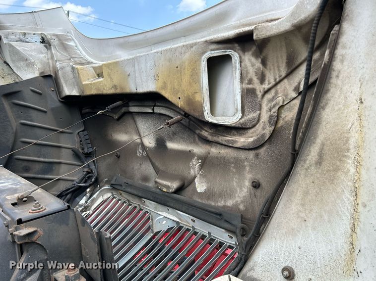 image for item DS8772 2004 International 4300  spreader truck