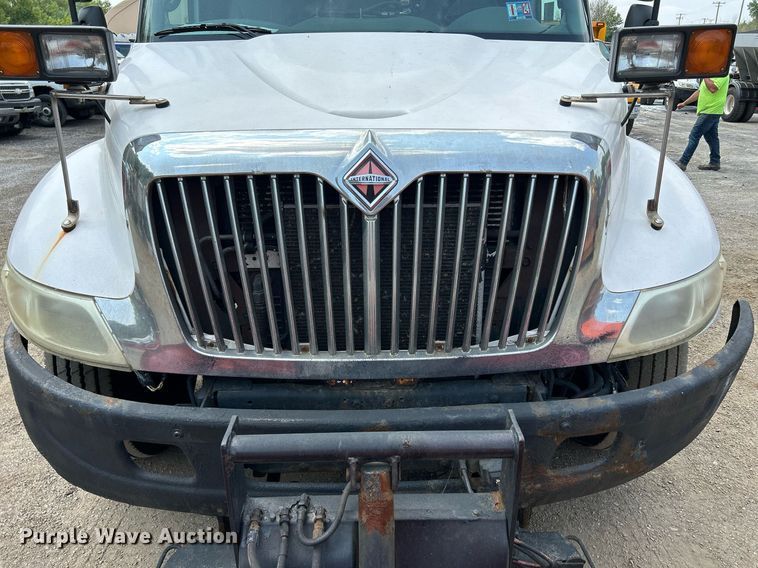 image for item DS8772 2004 International 4300  spreader truck