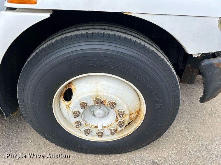 image for item DS8772 2004 International 4300  spreader truck