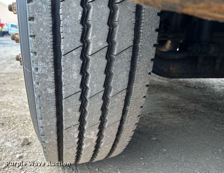 image for item DS8772 2004 International 4300  spreader truck