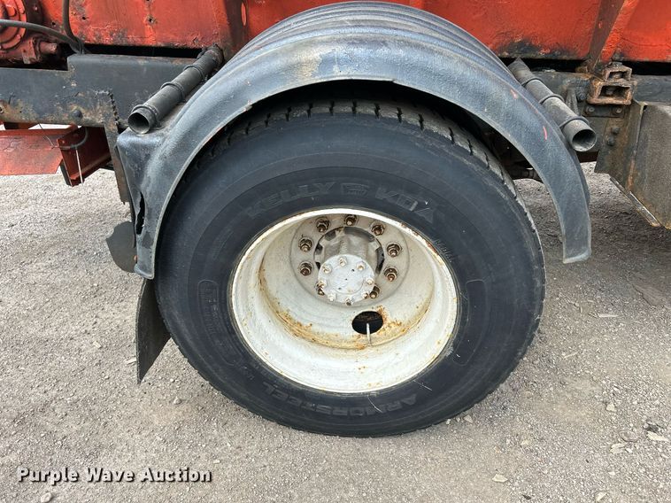 image for item DS8772 2004 International 4300  spreader truck