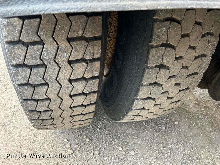 image for item DS8772 2004 International 4300  spreader truck