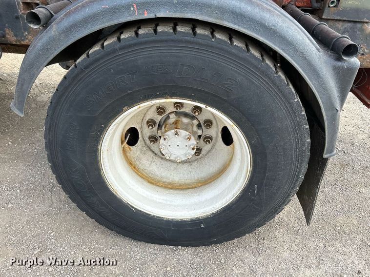 image for item DS8772 2004 International 4300  spreader truck