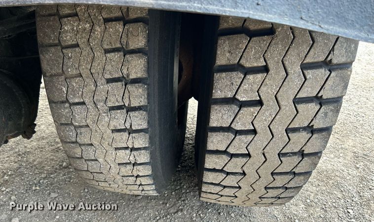 image for item DS8772 2004 International 4300  spreader truck