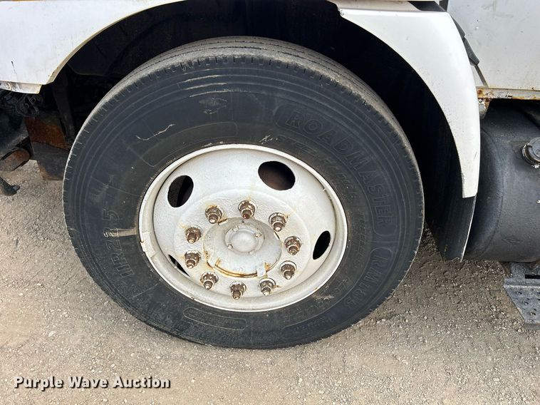 image for item DS8772 2004 International 4300  spreader truck