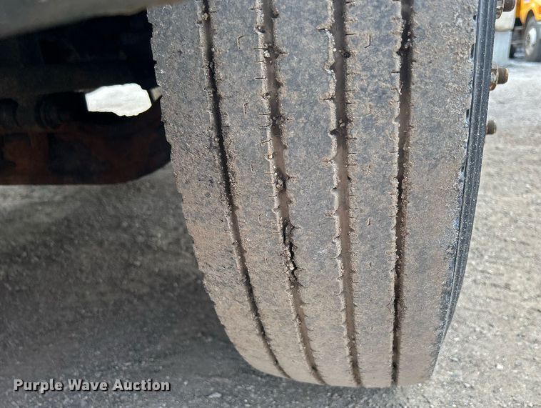 image for item DS8772 2004 International 4300  spreader truck