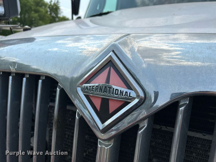 image for item DS8772 2004 International 4300  spreader truck