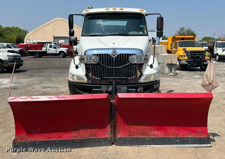 image for item DS8773 2013 International TranStar 8600  spreader truck