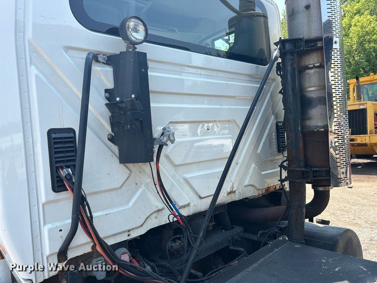 image for item DS8773 2013 International TranStar 8600  spreader truck