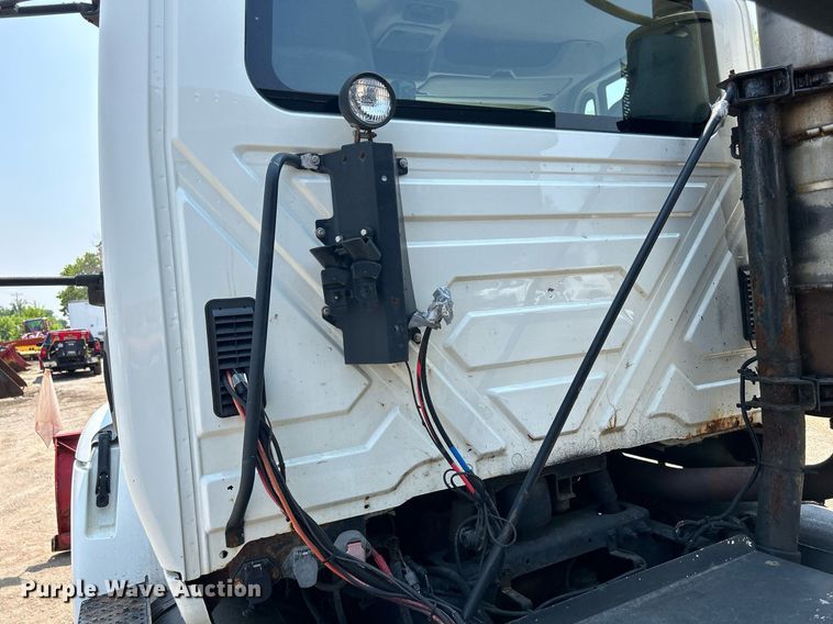 image for item DS8773 2013 International TranStar 8600  spreader truck