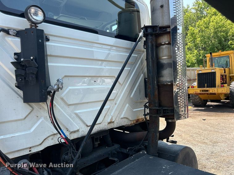 image for item DS8773 2013 International TranStar 8600  spreader truck