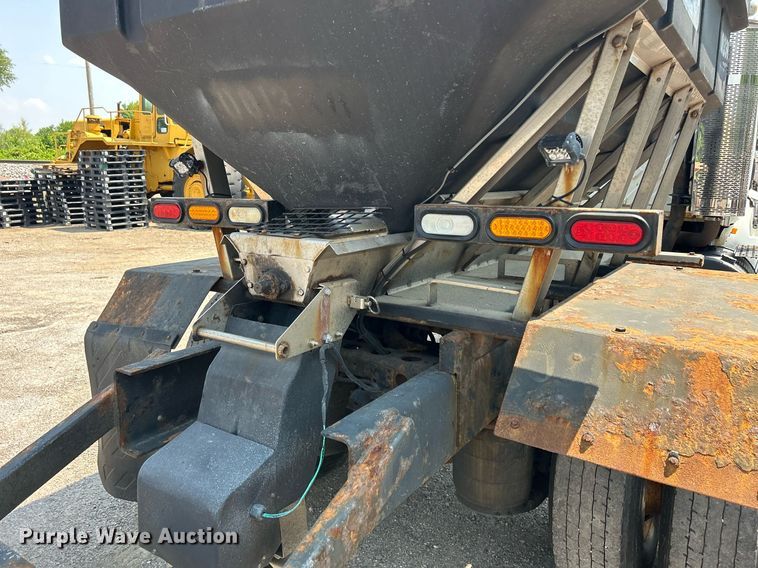 image for item DS8773 2013 International TranStar 8600  spreader truck