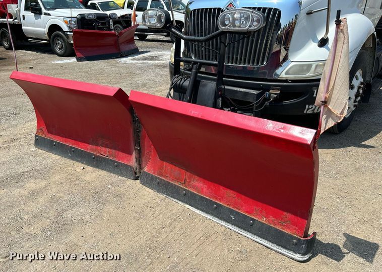 image for item DS8773 2013 International TranStar 8600  spreader truck