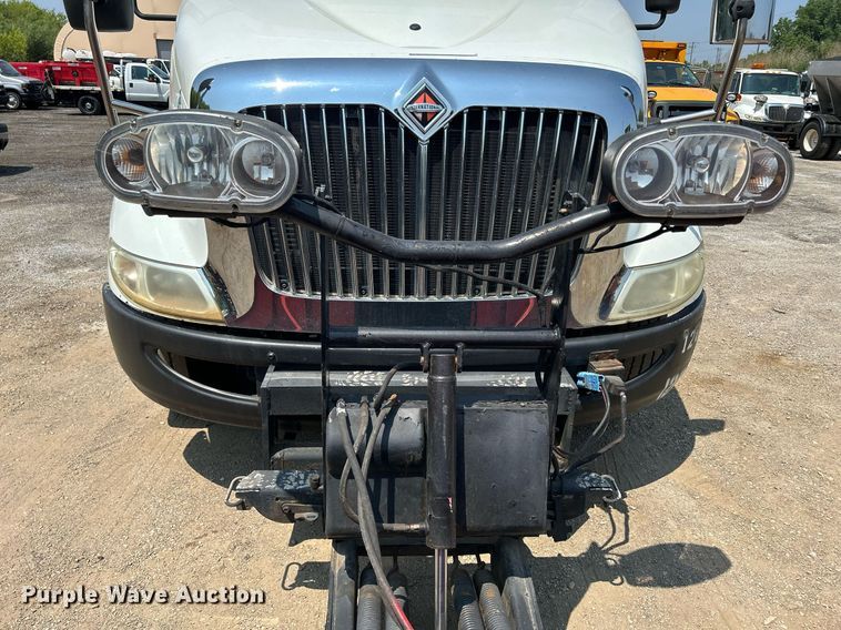 image for item DS8773 2013 International TranStar 8600  spreader truck