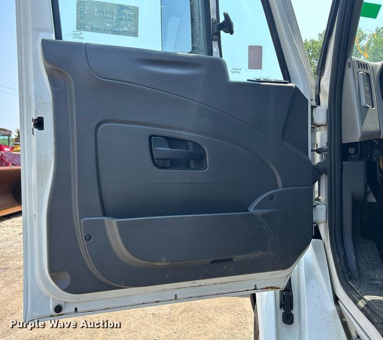 image for item DS8773 2013 International TranStar 8600  spreader truck