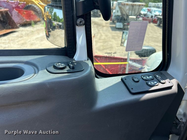 image for item DS8773 2013 International TranStar 8600  spreader truck