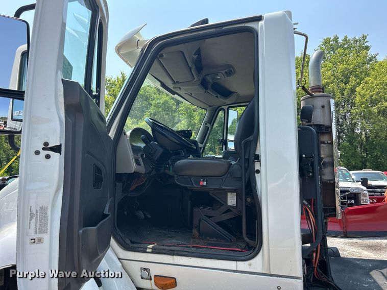 image for item DS8773 2013 International TranStar 8600  spreader truck