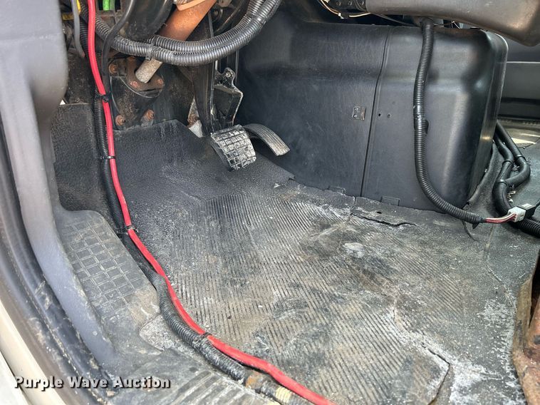 image for item DS8773 2013 International TranStar 8600  spreader truck