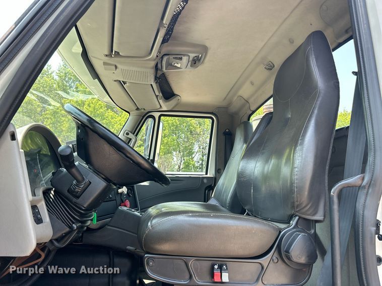 image for item DS8773 2013 International TranStar 8600  spreader truck