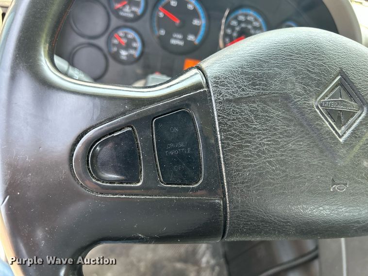 image for item DS8773 2013 International TranStar 8600  spreader truck