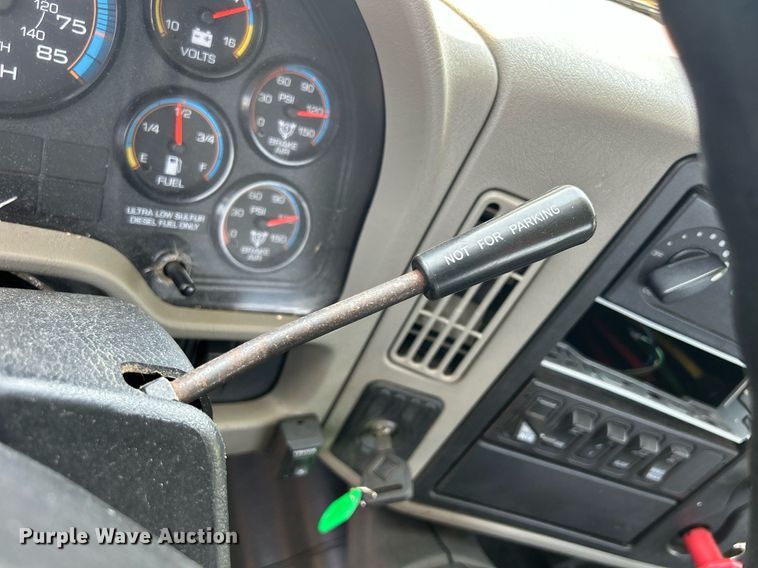 image for item DS8773 2013 International TranStar 8600  spreader truck