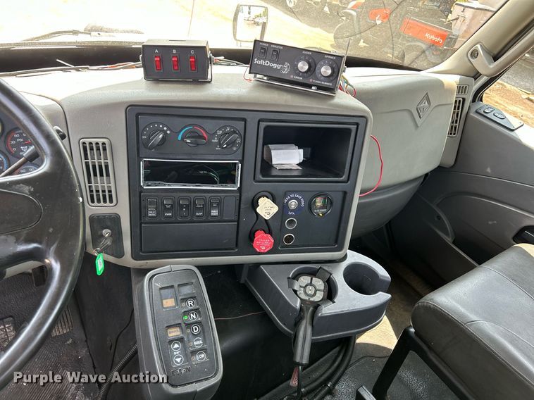 image for item DS8773 2013 International TranStar 8600  spreader truck