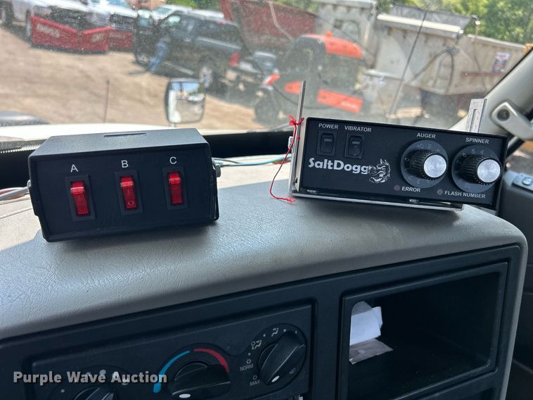 image for item DS8773 2013 International TranStar 8600  spreader truck