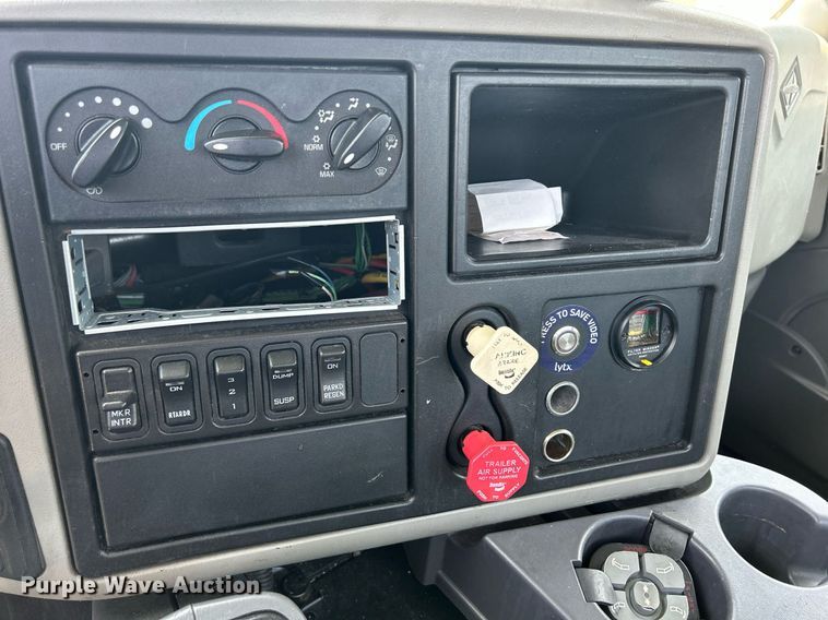 image for item DS8773 2013 International TranStar 8600  spreader truck