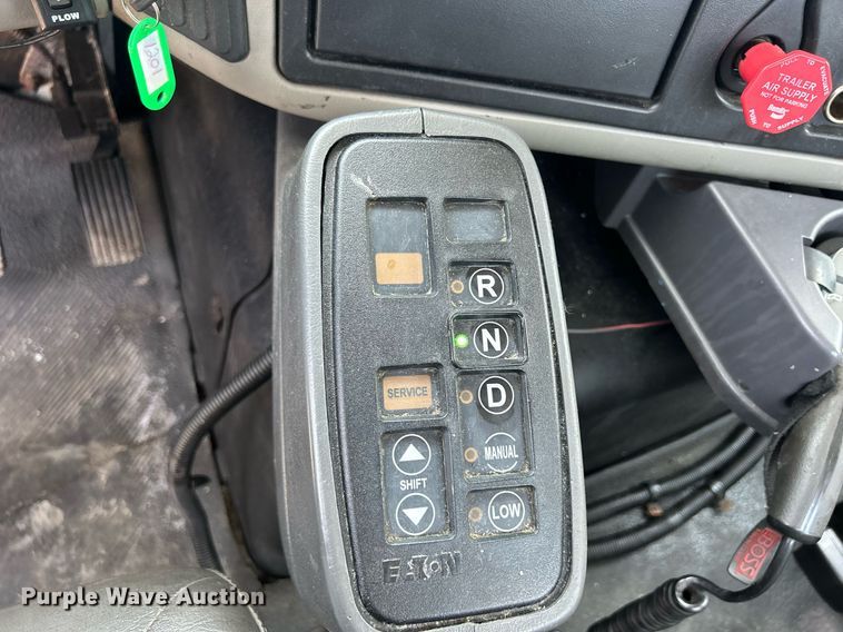 image for item DS8773 2013 International TranStar 8600  spreader truck