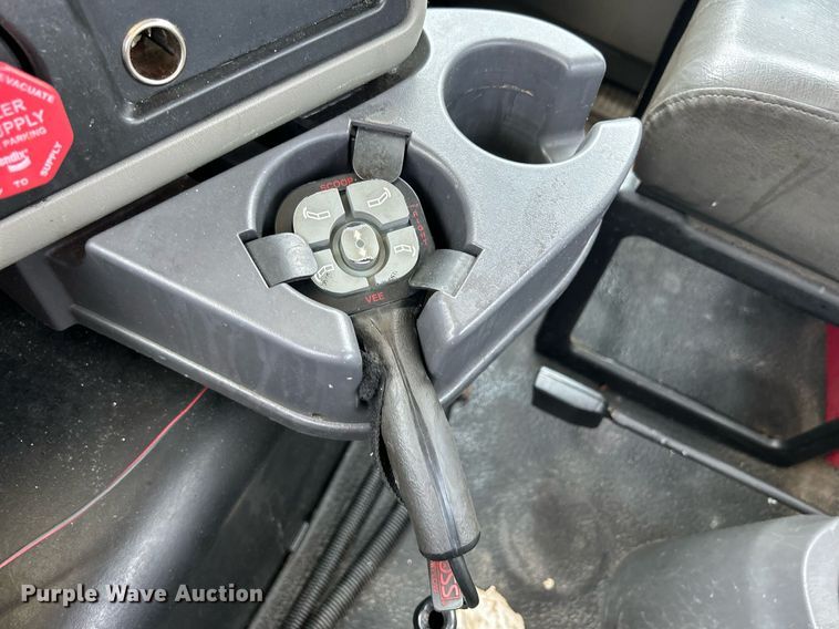 image for item DS8773 2013 International TranStar 8600  spreader truck