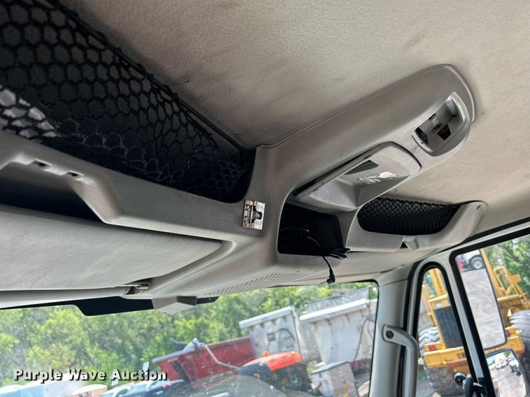 image for item DS8773 2013 International TranStar 8600  spreader truck