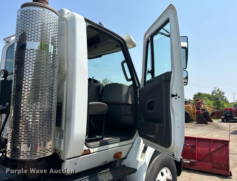 image for item DS8773 2013 International TranStar 8600  spreader truck