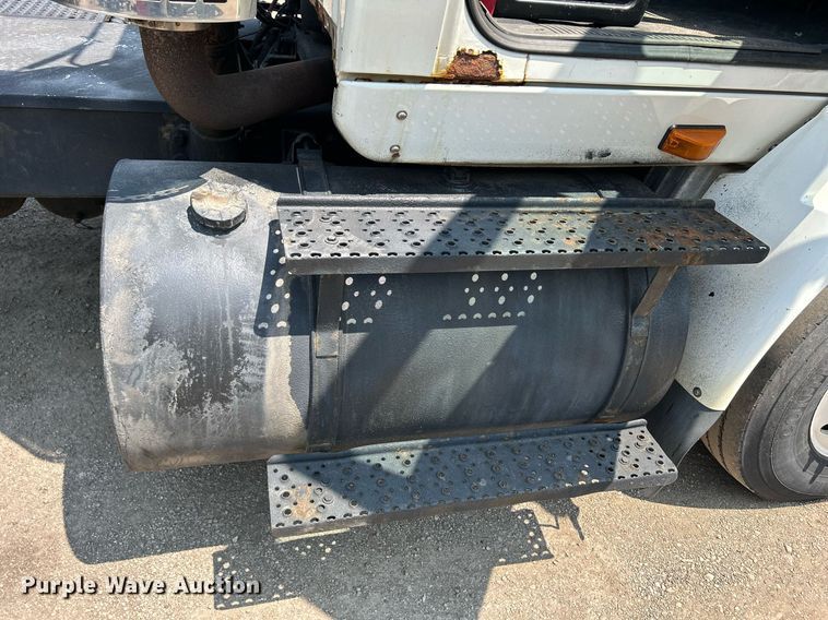 image for item DS8773 2013 International TranStar 8600  spreader truck