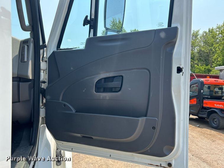 image for item DS8773 2013 International TranStar 8600  spreader truck