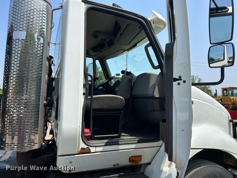 image for item DS8773 2013 International TranStar 8600  spreader truck