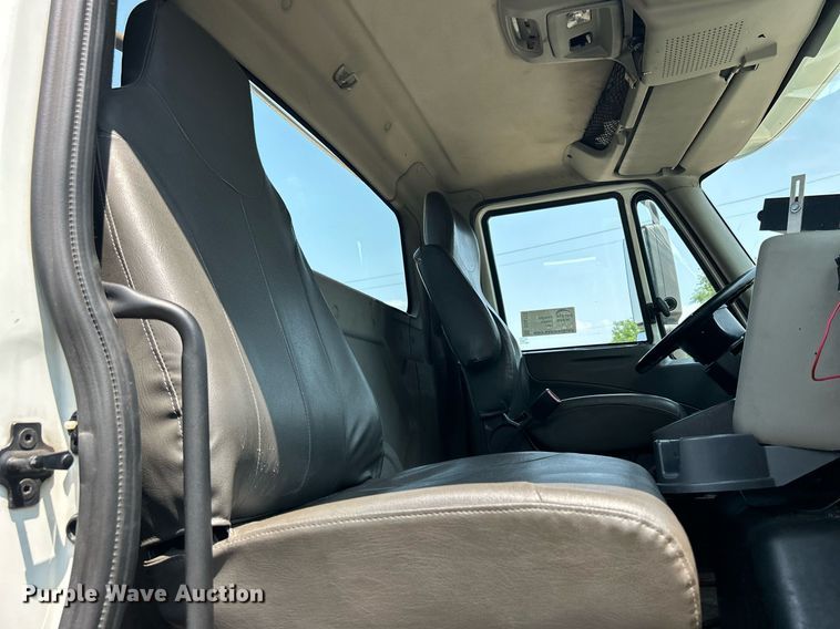 image for item DS8773 2013 International TranStar 8600  spreader truck