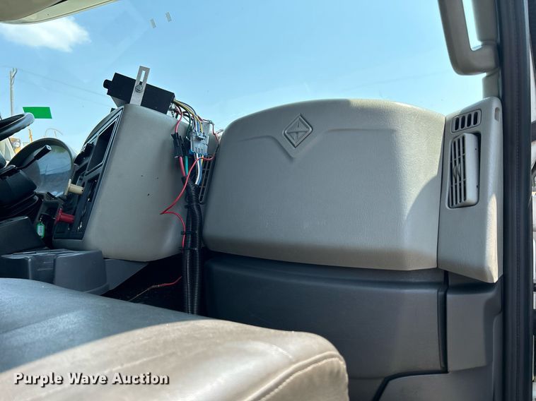 image for item DS8773 2013 International TranStar 8600  spreader truck