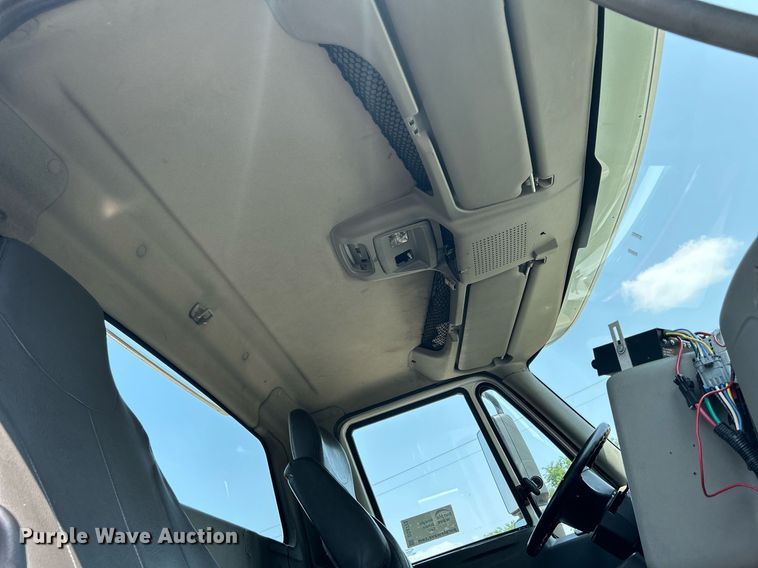 image for item DS8773 2013 International TranStar 8600  spreader truck