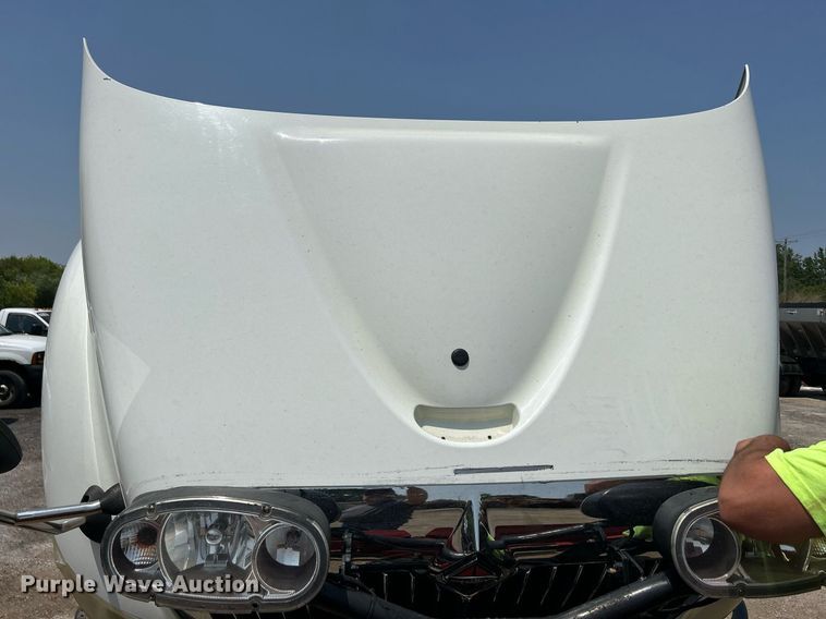 image for item DS8773 2013 International TranStar 8600  spreader truck