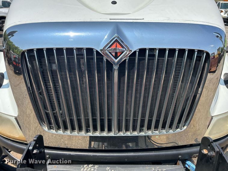 image for item DS8773 2013 International TranStar 8600  spreader truck