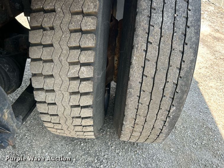 image for item DS8773 2013 International TranStar 8600  spreader truck