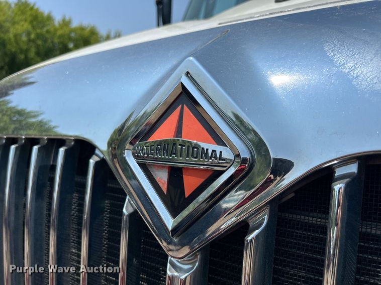 image for item DS8773 2013 International TranStar 8600  spreader truck