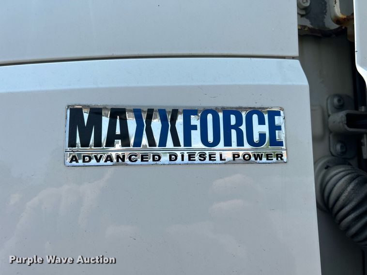 image for item DS8773 2013 International TranStar 8600  spreader truck