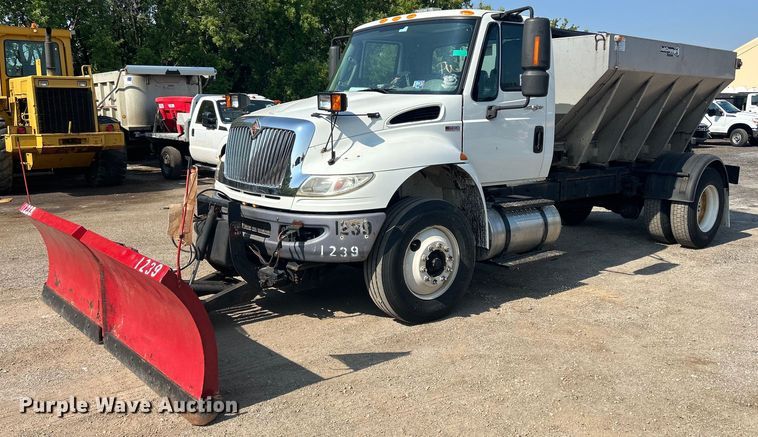 image for item DS8786 2014 International DuraStar 4300  spreader truck