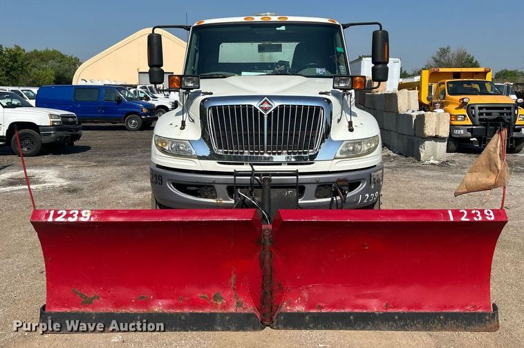 image for item DS8786 2014 International DuraStar 4300  spreader truck