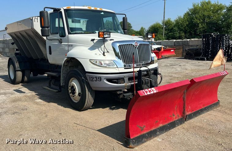 image for item DS8786 2014 International DuraStar 4300  spreader truck