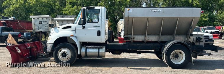 image for item DS8786 2014 International DuraStar 4300  spreader truck