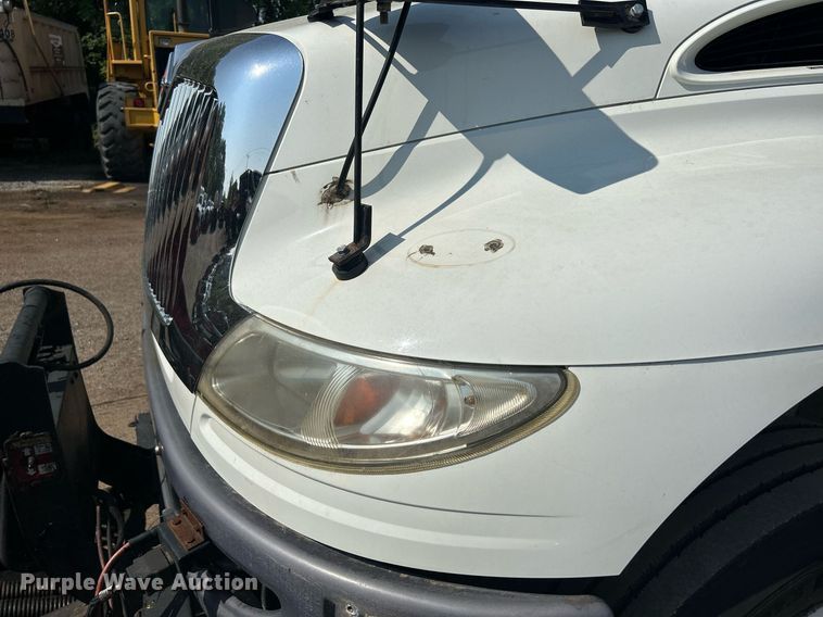 image for item DS8786 2014 International DuraStar 4300  spreader truck