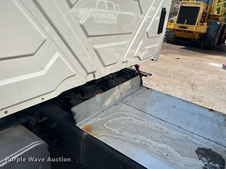 image for item DS8786 2014 International DuraStar 4300  spreader truck